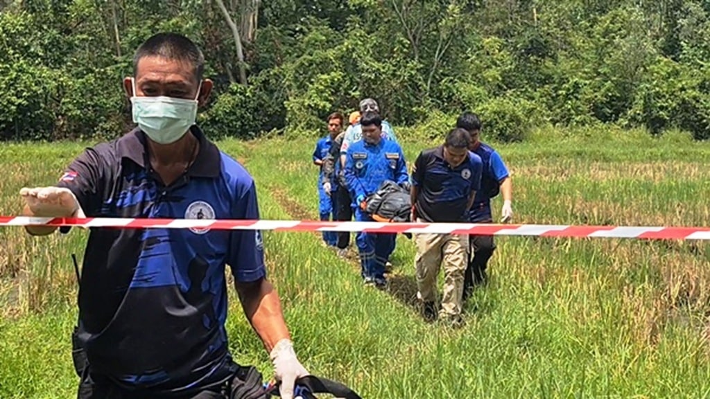 ตำรวจกำลังสอบสวนหลังจากพบศพหญิงอายุ 37 ปีถูกยิงเสียชีวิตในที่พักชั่วคราวในป่า