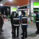 ปล้นหน้าด้าน! คนร้ายติดอาวุธบุกปั๊มน้ำมันในจังหวัดเชียงราย ต่อสู้กับพนักงานนานสามนาทีก่อนจะหลบหนีไป