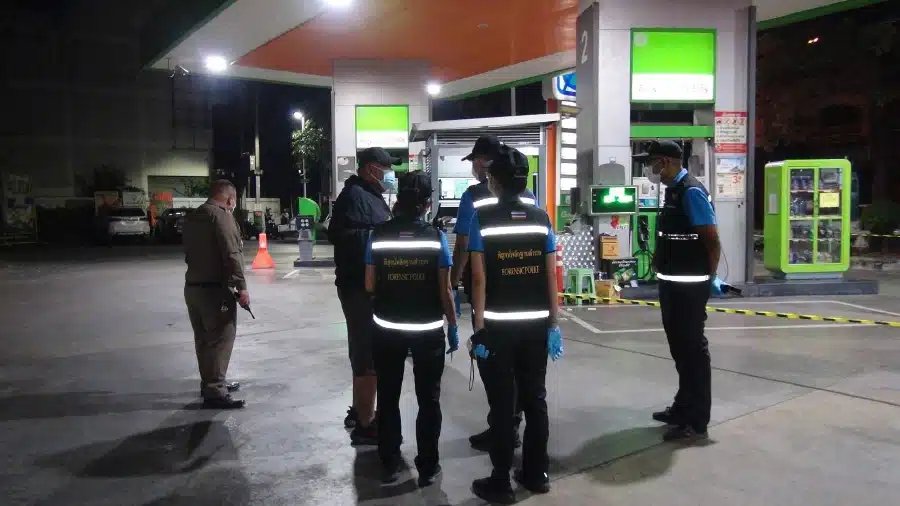 ปล้นหน้าด้าน! คนร้ายติดอาวุธบุกปั๊มน้ำมันในจังหวัดเชียงราย ต่อสู้กับพนักงานนานสามนาทีก่อนจะหลบหนีไป
