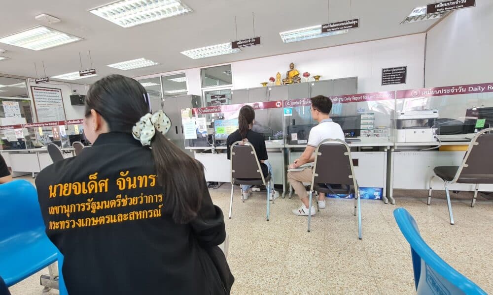 โซเชียลมีเดียร้อนระอุ! พนักงานส่งของถูกจับภาพได้ขณะแอบถ่ายรูปใต้กระโปรงของผู้โดยสารหญิง ก่อนที่จะเข้ามอบตัวกับตำรวจ