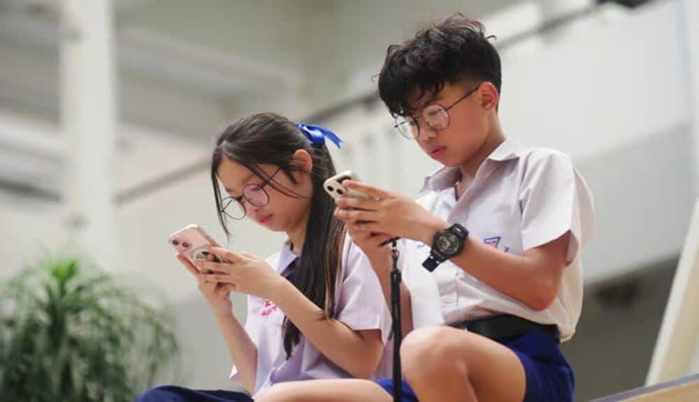สั่งห้ามใช้มือถือในโรงเรียน 437 แห่ง เริ่มเปิดเทอมนี้ ต้องฝากครูไว้ก่อนเข้าเรียน