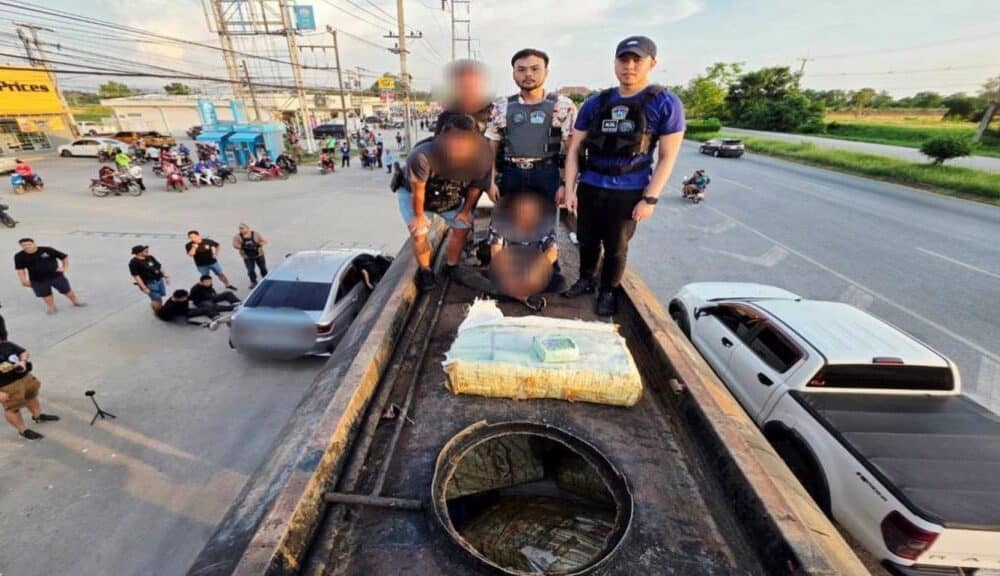 ตำรวจบุกยึด "ไอซ์-ยาเค" ลอตยักษ์ 1.7 ตัน ซุกซ่อนในรถบรรทุกยางมะตอย มูลค่าทะลุ 200 ล้านบาท