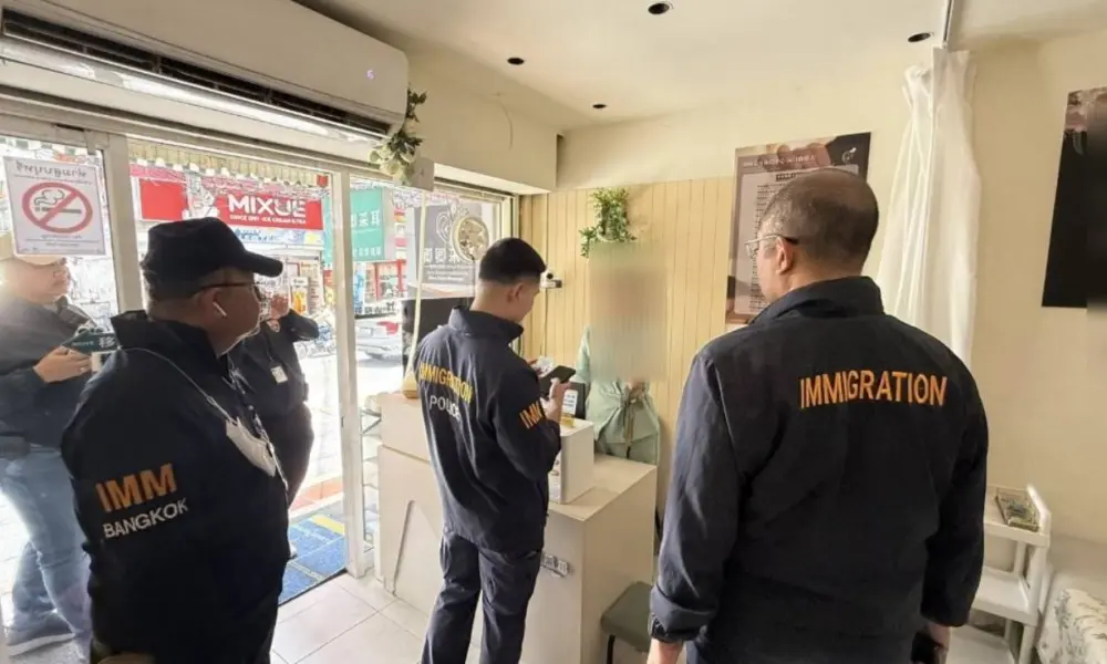 ตำรวจตรวจคนเข้าเมืองบุกจับร้านอาหารจีนที่ปฏิเสธการรับเงินบาทไทยในกรุงเทพฯ