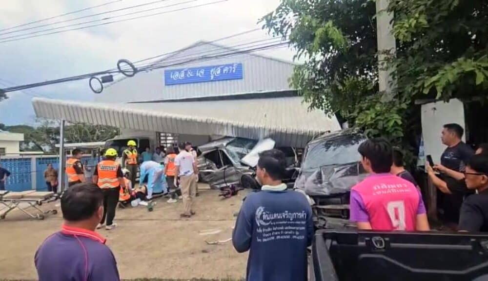 การไล่ล่าของตำรวจจบลงด้วยความหายนะ เมื่อผู้ต้องสงสัยขับรถชนโชว์รูมรถยนต์ในจังหวัดลำปาง