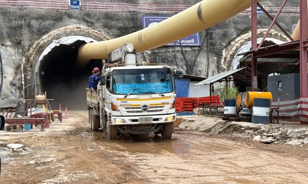 คนงานเริ่มเคลียร์อุโมงค์รถไฟเชียงรายหลังเกิดเหตุถล่มร้ายแรง