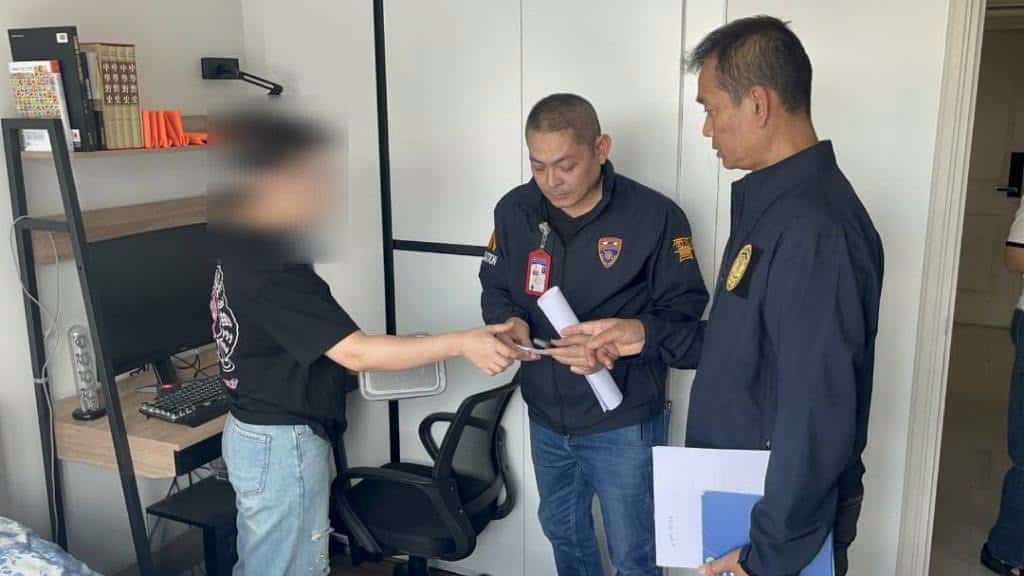 หญิงชาวจีนคนหนึ่งถูกจับกุมในจังหวัดเชียงใหม่ ในข้อหาฉ้อโกงประชาชนเป็นเงินกว่า 540 ล้านดอลลาร์สหรัฐ ในรูปแบบการหลอกลวงด้านการลงทุน