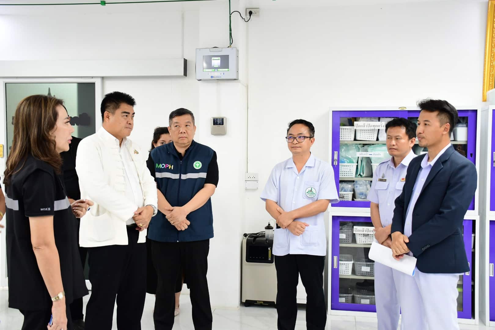 ผู้ว่าราชการจังหวัดเชียงรายและเจ้าหน้าที่สาธารณสุขร่วมใจช่วยเหลือโรงพยาบาลวัดห้วยปลากัง