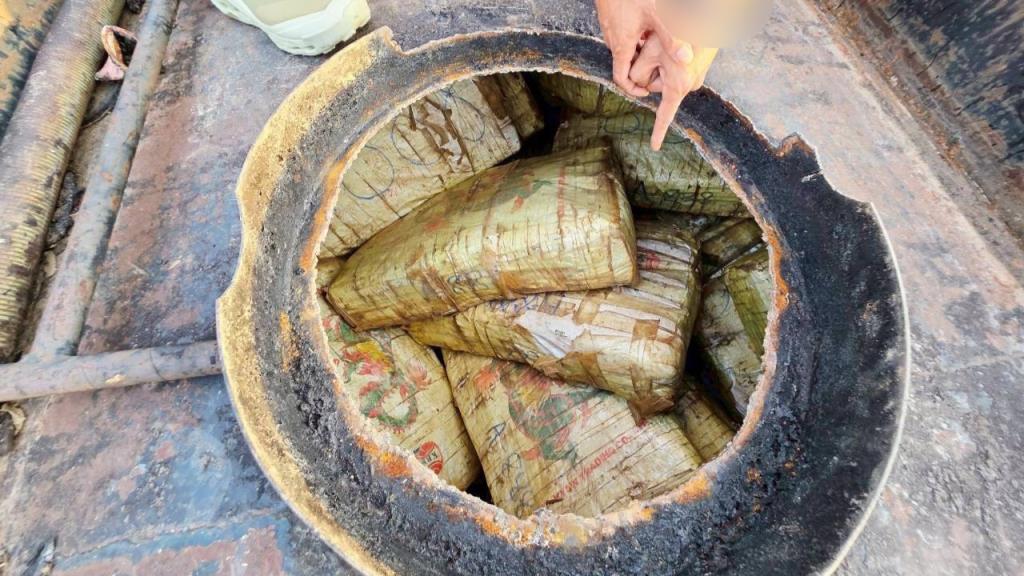 ตำรวจบุกยึด "ไอซ์-ยาเค" ลอตยักษ์ 1.7 ตัน ซุกซ่อนในรถบรรทุกยางมะตอย มูลค่าทะลุ 200 ล้านบาท