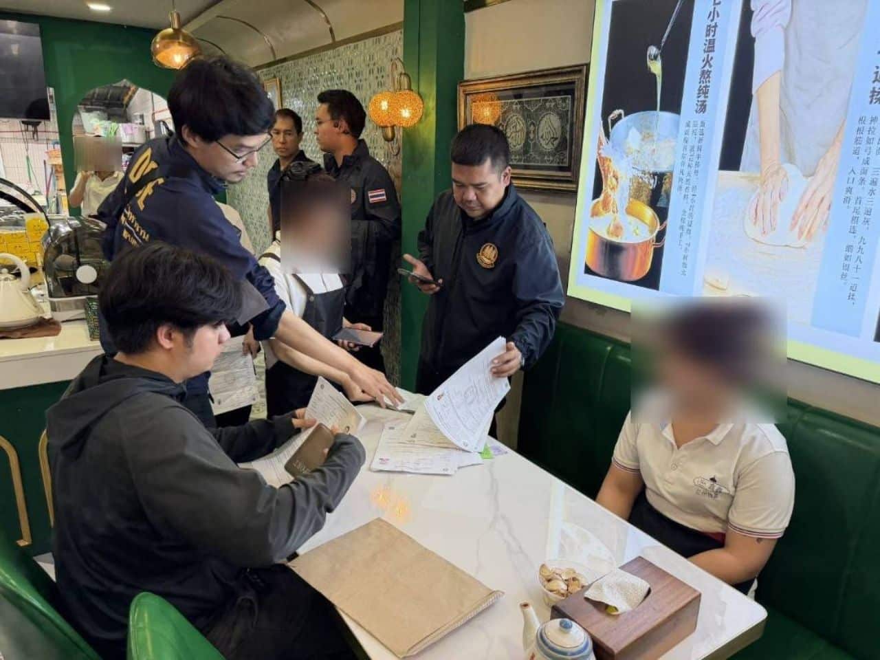 ตำรวจตรวจคนเข้าเมืองบุกจับร้านอาหารจีนที่ปฏิเสธการรับเงินบาทไทยในกรุงเทพฯ