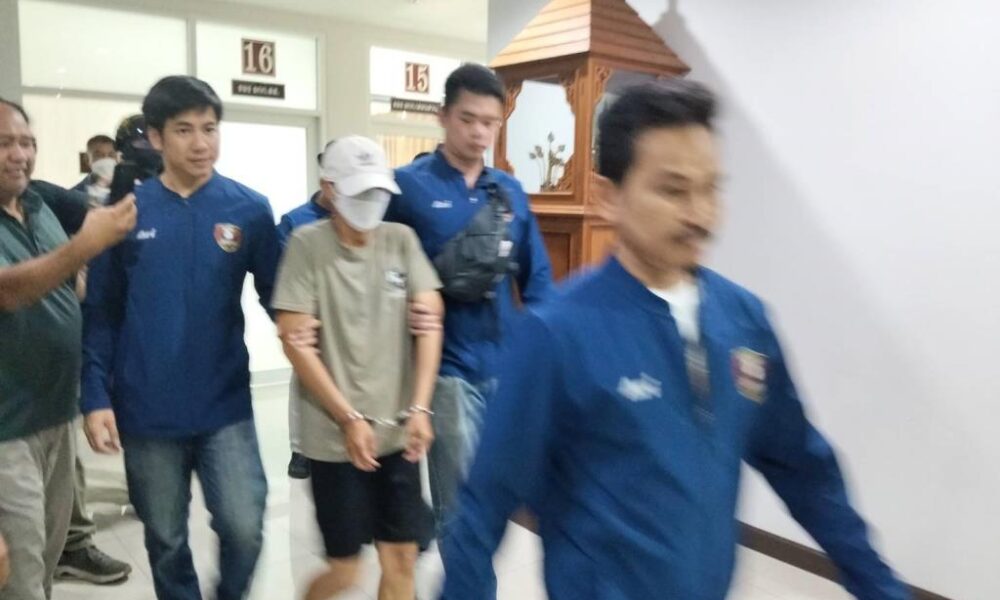 ผู้ต้องสงสัยคดีฆาตกรรมที่หลบหนีถูกจับกุมหลังก่อเหตุฆาตกรรมสุดสะเทือนขวัญในอพาร์ตเมนต์ที่เชียงใหม่