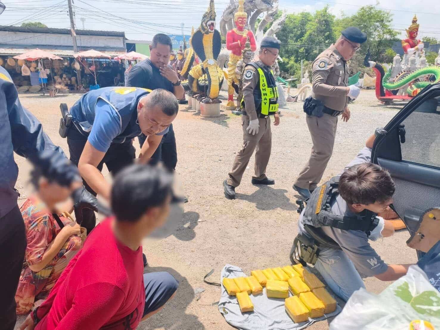 ด่วน! ตำรวจจับกุมคู่สามีภรรยาลักลอบขนยาบ้า 200,000 เม็ดจากเชียงราย