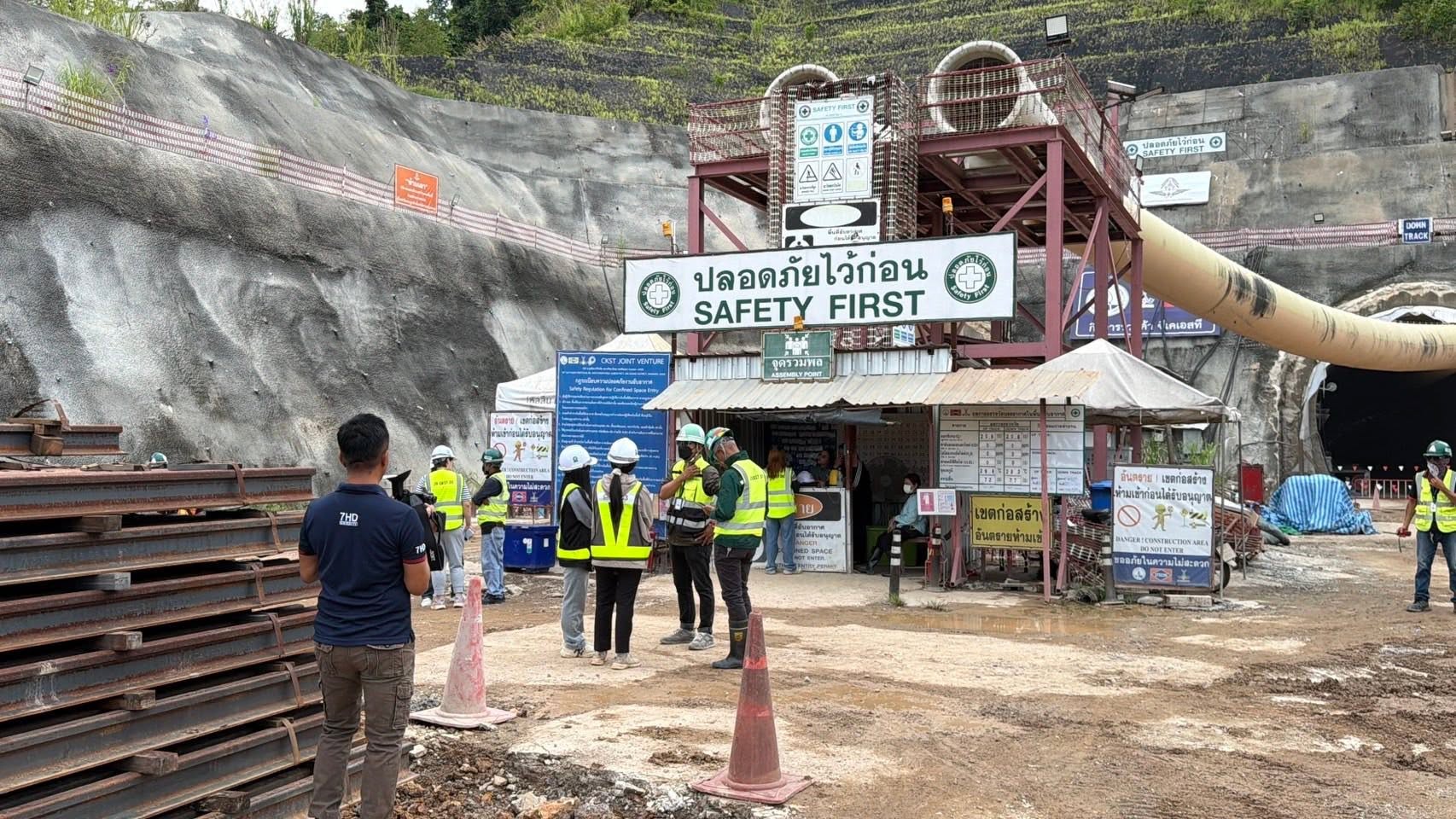 คนงานเริ่มเคลียร์อุโมงค์รถไฟเชียงรายหลังเกิดเหตุถล่มร้ายแรง