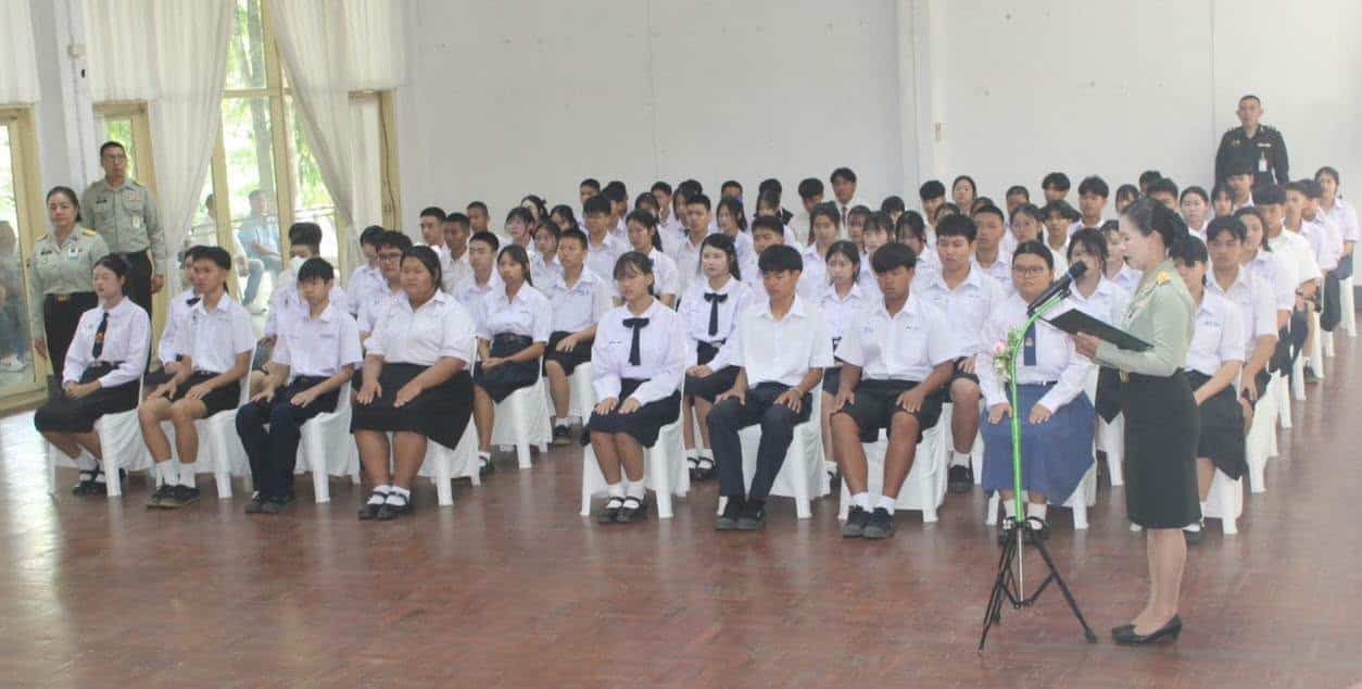 กระทรวงกิจการทหารผ่านศึกมอบทุนการศึกษาแก่<a href=