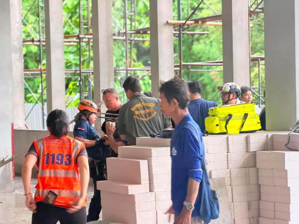 นาทีชีวิต! กู้ภัยระดมกำลังช่วยคนงานพลัดตกตึกไซต์ก่อสร้างเชียงใหม่ เหล็กเส้นเสียบหลังสยอง