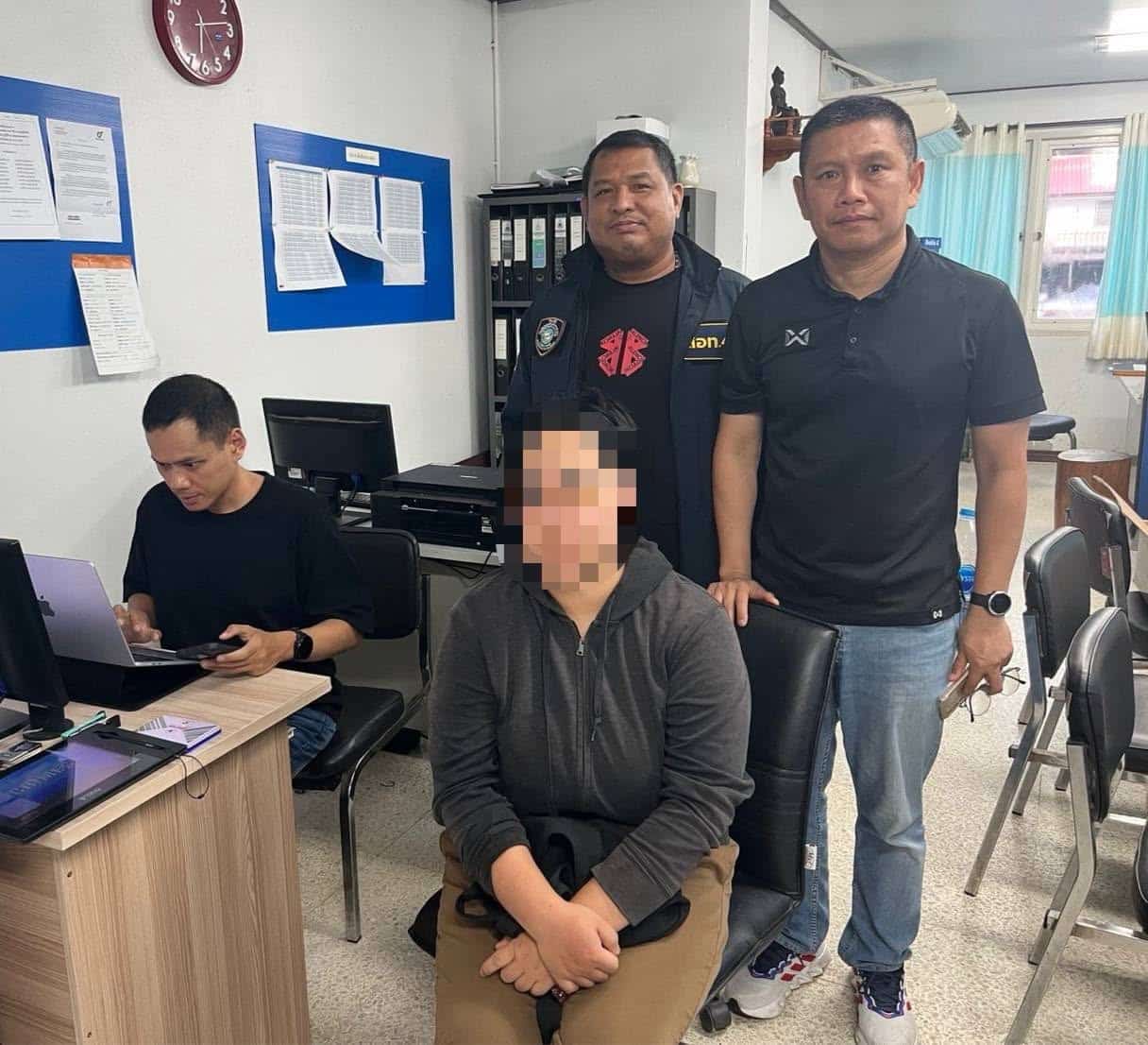 ตำรวจไซเบอร์บุกทลายรังเว็บพนันออนไลน์ รวบแอดมินสาวคาบ้านพักบนดอยเชียงราย