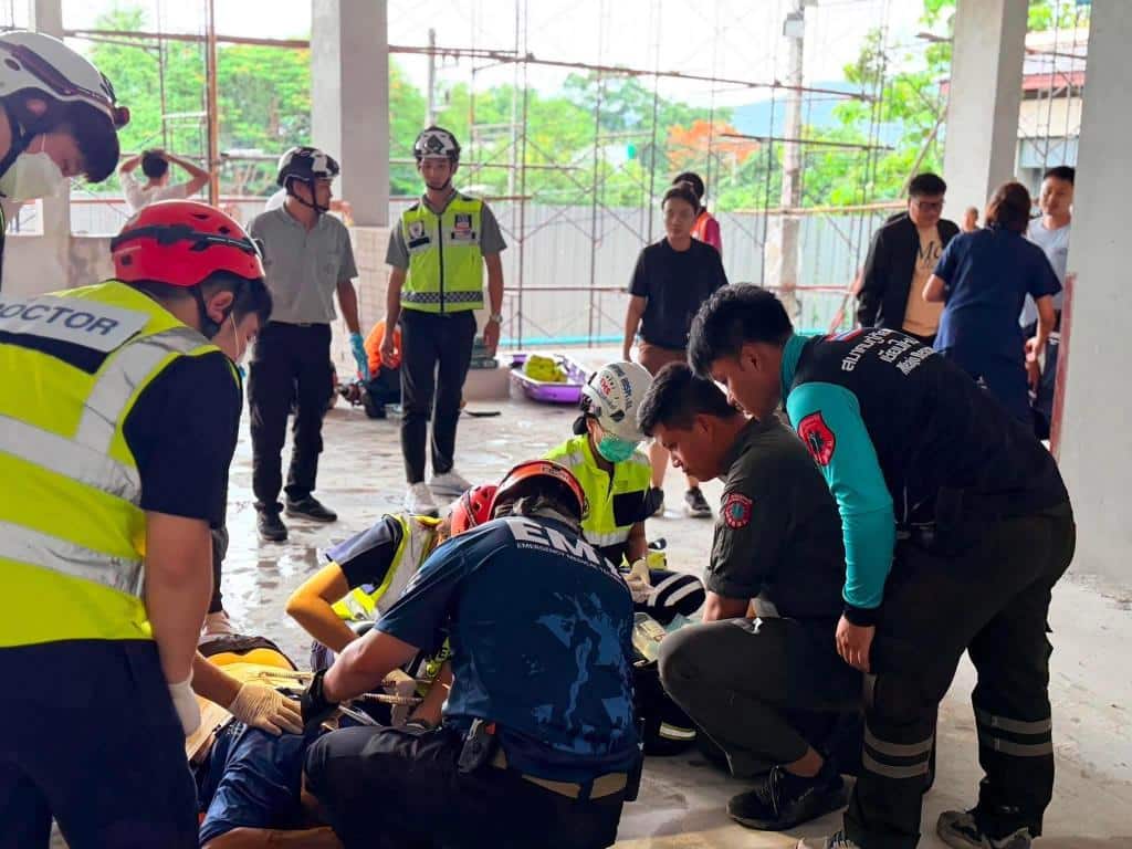 นาทีชีวิต! กู้ภัยระดมกำลังช่วยคนงานพลัดตกตึกไซต์ก่อสร้างเชียงใหม่ เหล็กเส้นเสียบหลังสยอง