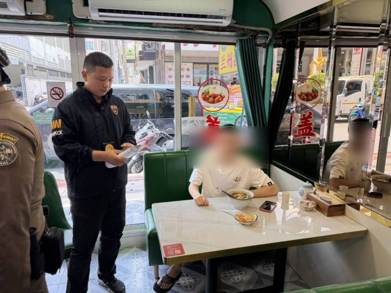 ตำรวจตรวจคนเข้าเมืองบุกจับร้านอาหารจีนที่ปฏิเสธการรับเงินบาทไทยในกรุงเทพฯ