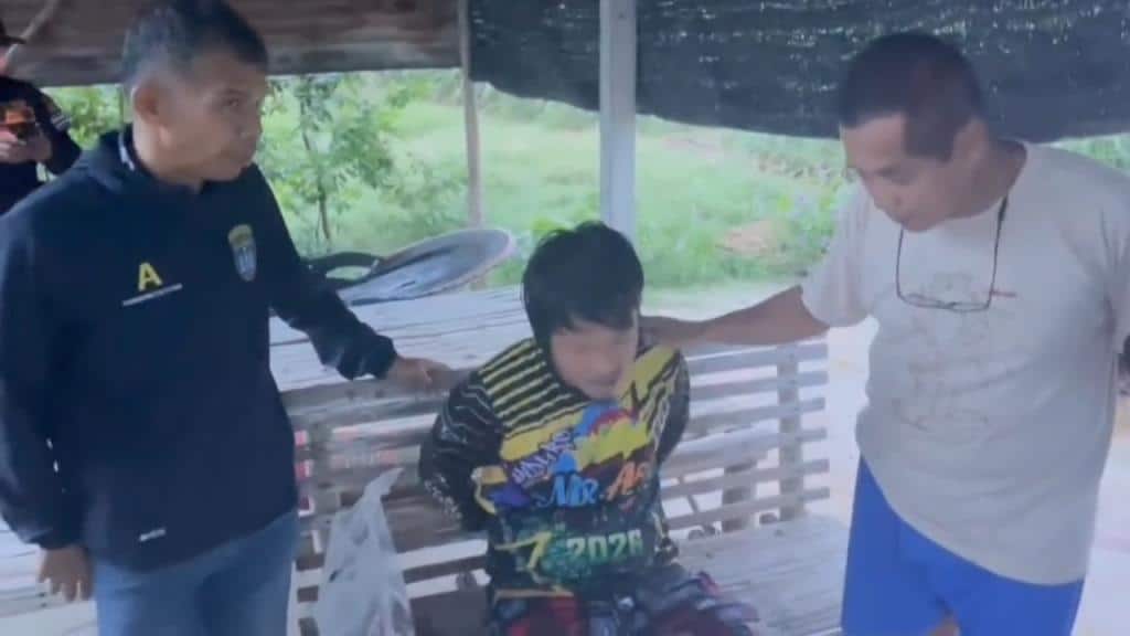 ตำรวจจับกุมผู้ต้องสงสัยในคดีแทงเสียชีวิตอย่างโหดเหี้ยมของนักเรียนอายุ 17 ปี
