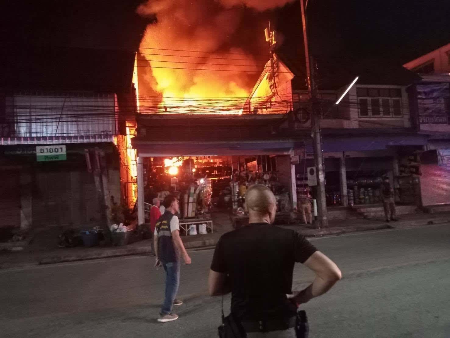 เกิดเหตุเพลิงไหม้ครั้งใหญ่ทำลายอาคารทางการเกษตรในเชียงแสน จังหวัดเชียงราย