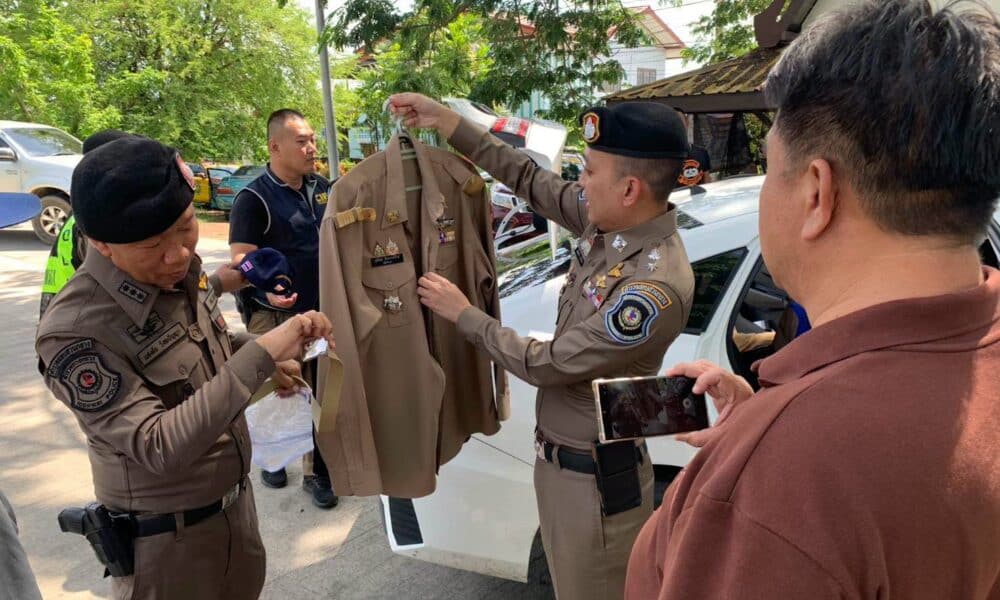 ชายอายุ 21 ปี ถูกจับกุมในจังหวัดลำปาง ในข้อหาปลอมตัวเป็นเจ้าหน้าที่อำเภอและหลอกลวงประชาชนเป็นเงินกว่า 200,000 บาท