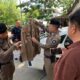 ชายอายุ 21 ปี ถูกจับกุมในจังหวัดลำปาง ในข้อหาปลอมตัวเป็นเจ้าหน้าที่อำเภอและหลอกลวงประชาชนเป็นเงินกว่า 200,000 บาท
