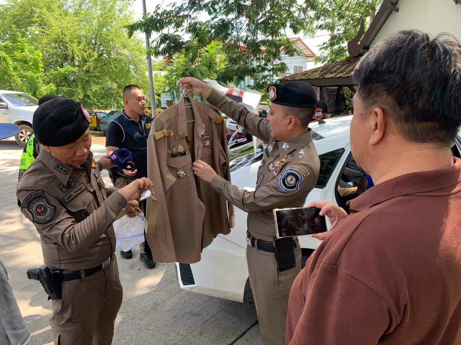 ชายอายุ 21 ปี ถูกจับกุมในจังหวัดลำปาง ในข้อหาปลอมตัวเป็นเจ้าหน้าที่อำเภอและหลอกลวงประชาชนเป็นเงินกว่า 200,000 บาท