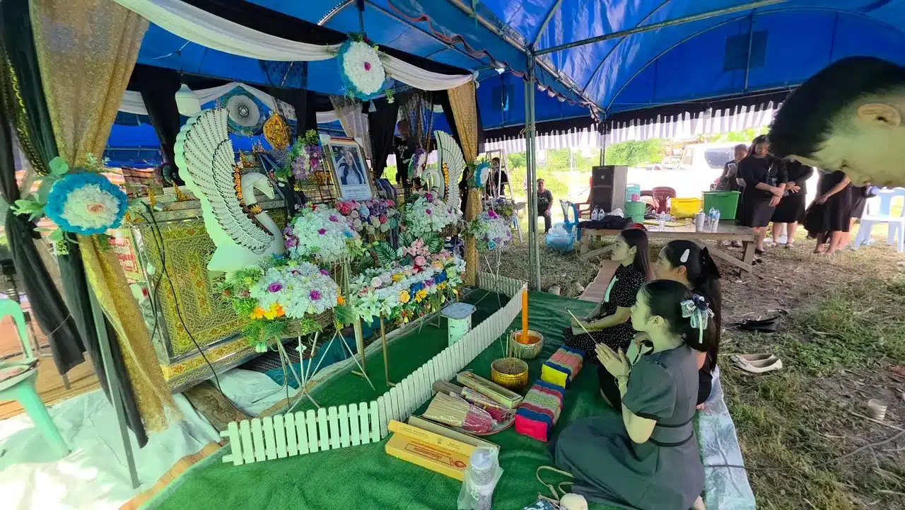 การกลั่นแกล้งทางไซเบอร์ "หนองหวา" นักศึกษาหญิงวัย 19 ปี จบชีวิตตัวเองบนสะพานข้ามแม่น้ำมูล เนื่องจากถูกกลั่นแกล้งทางไซเบอร์