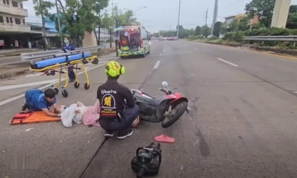 ระทึก! สุนัขตัดหน้ามอเตอร์ไซค์ล้ม ขาตั้งแทงทะลุขาแม่ ลูกชาย 10 ขวบรอดหวุดหวิด