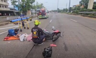 ระทึก! สุนัขตัดหน้ามอเตอร์ไซค์ล้ม ขาตั้งแทงทะลุขาแม่ ลูกชาย 10 ขวบรอดหวุดหวิด