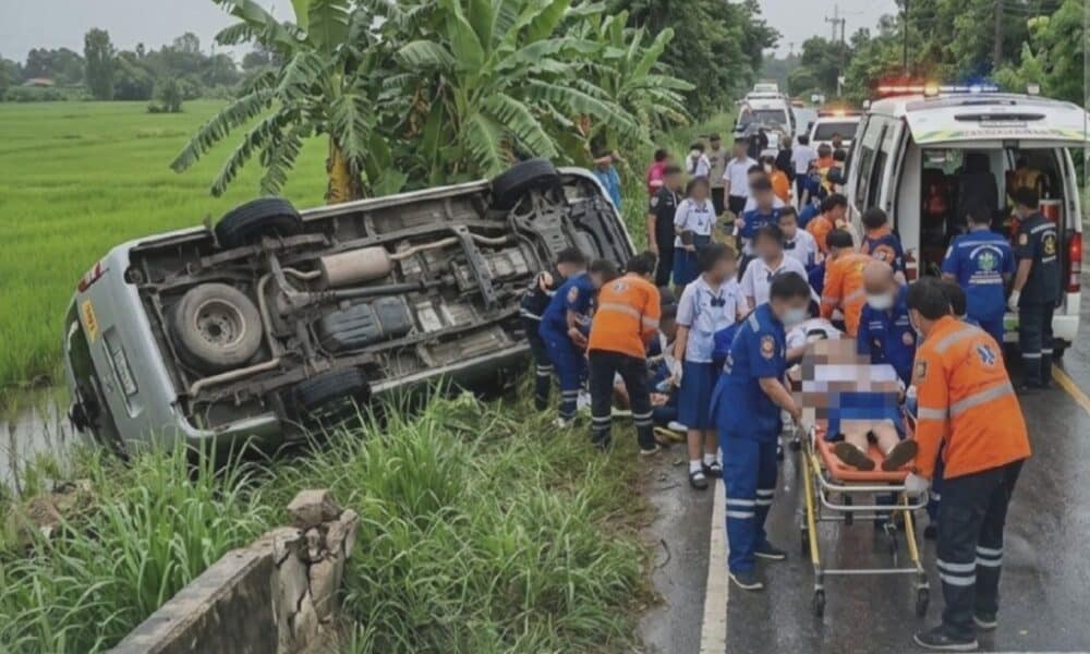 รถตู้รับส่งนักเรียนชนกับรถกระบะในจังหวัดเชียงใหม่ ส่งผลให้มีผู้บาดเจ็บ 27 ราย