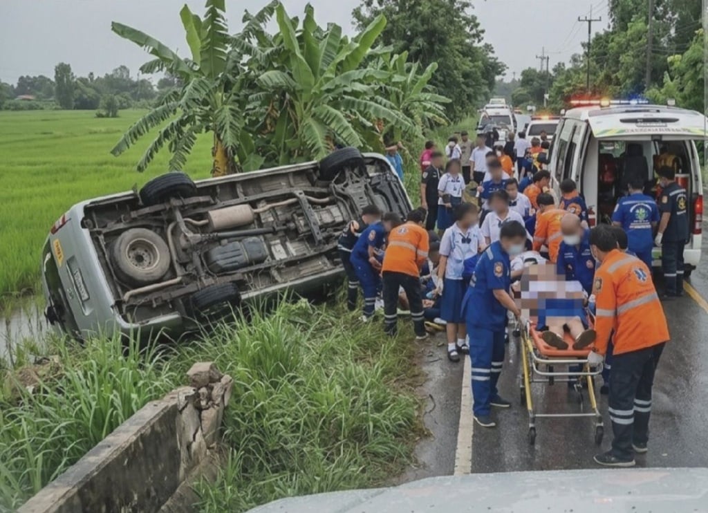 รถตู้รับส่งนักเรียนชนกับรถกระบะในจังหวัดเชียงใหม่ ส่งผลให้มีผู้บาดเจ็บ 27 ราย