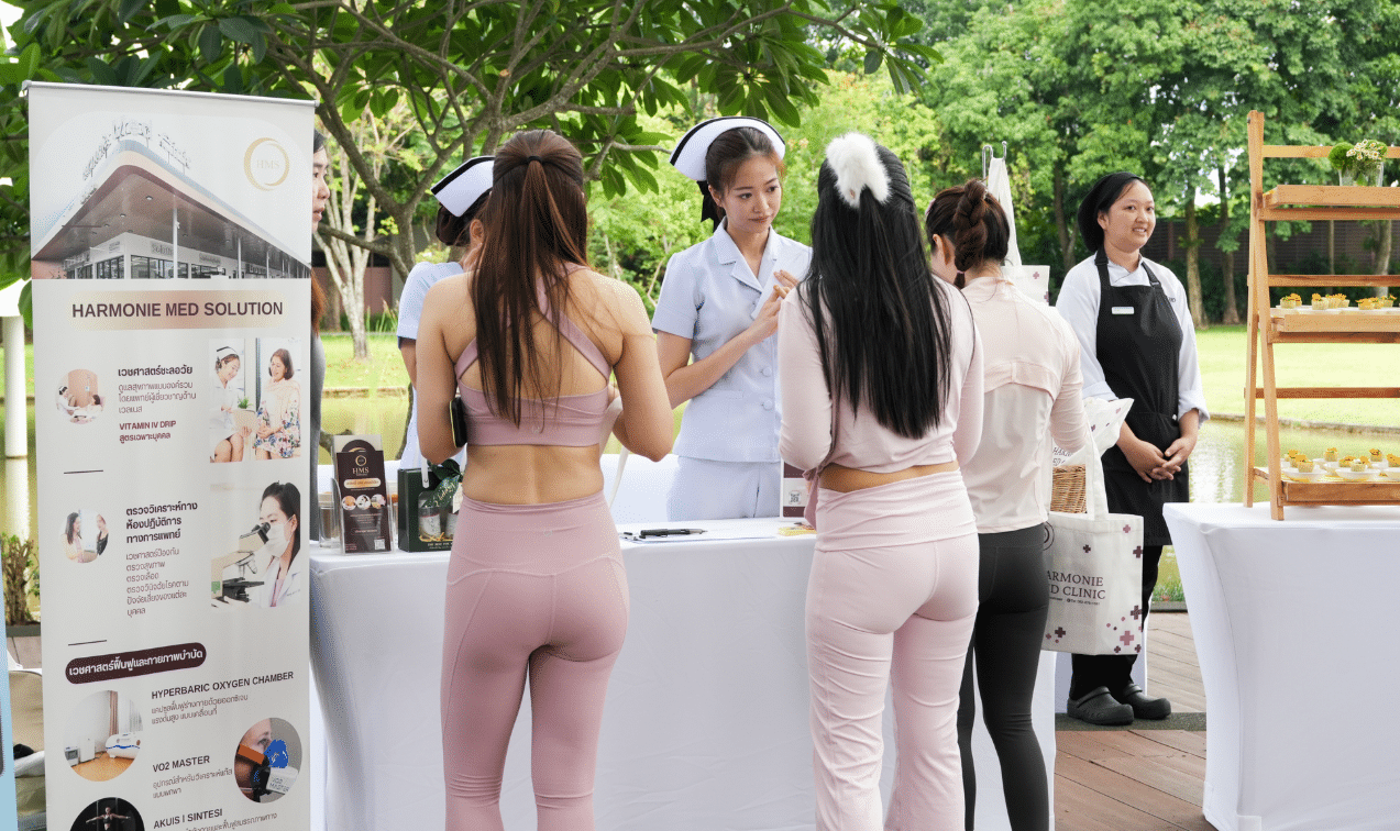 A group of women เลอ เมอริเดียน เชียงราย รีสอร์ท เฉลิมฉลองวันสุขภาพโลก