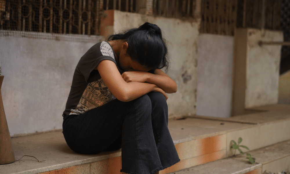ตำรวจกำลังตามล่าชายที่ถูกกล่าวหาว่าล่วงละเมิดทางเพศเด็กหญิงอายุ 13 ปี นานกว่า 2 ปี