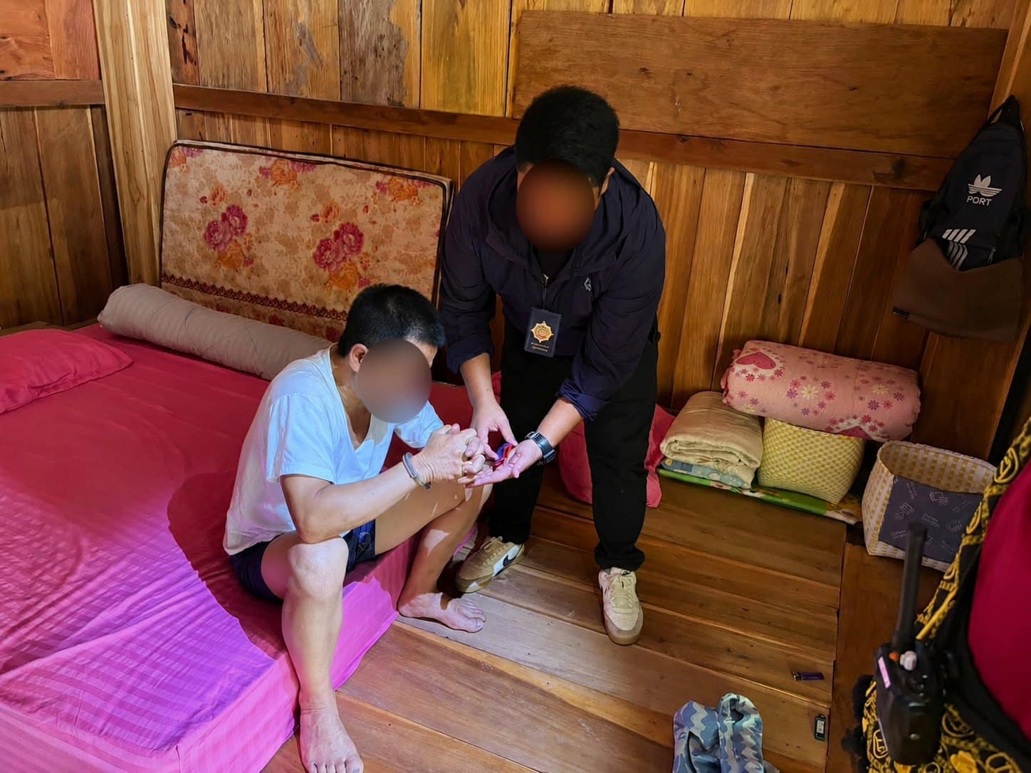 ตำรวจเชียงรายบุกจับกุมผู้ค้ายาเสพติดในอำเภอแม่สุ่ย จับกุม 5 ราย