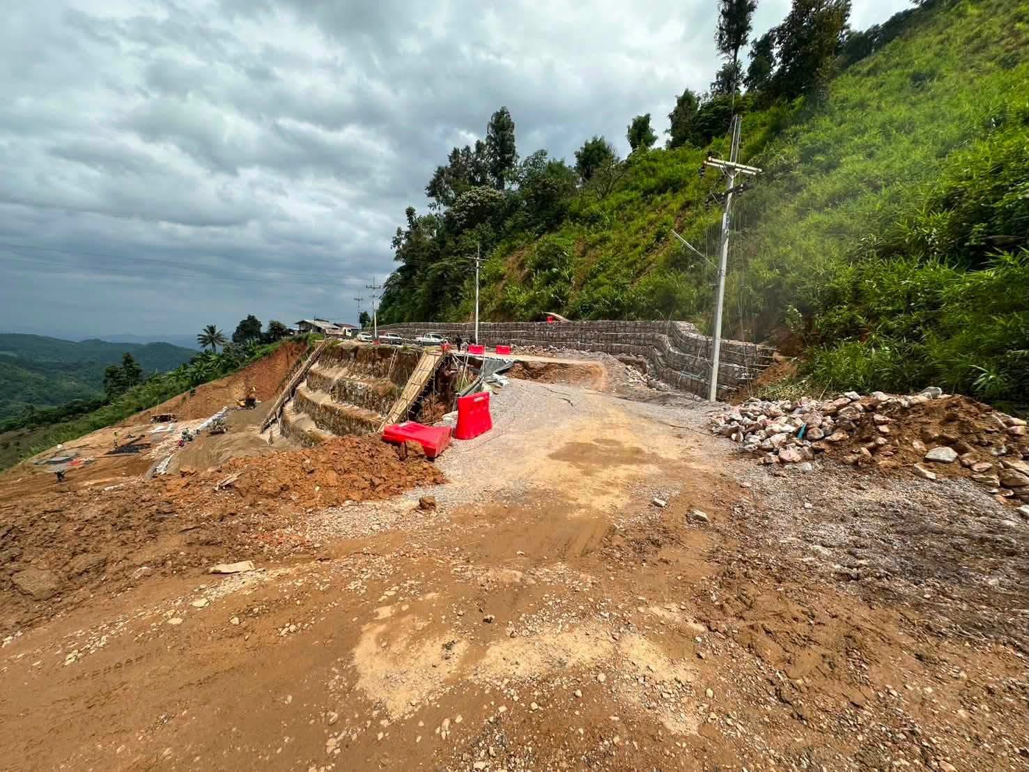 ด่วน! ถนนดอยแหลม เชียงใหม่ ทรุดตัวหนัก รถทุกชนิดผ่านไม่ได้ เตือนภัยพื้นที่เสี่ยงดินถล่ม