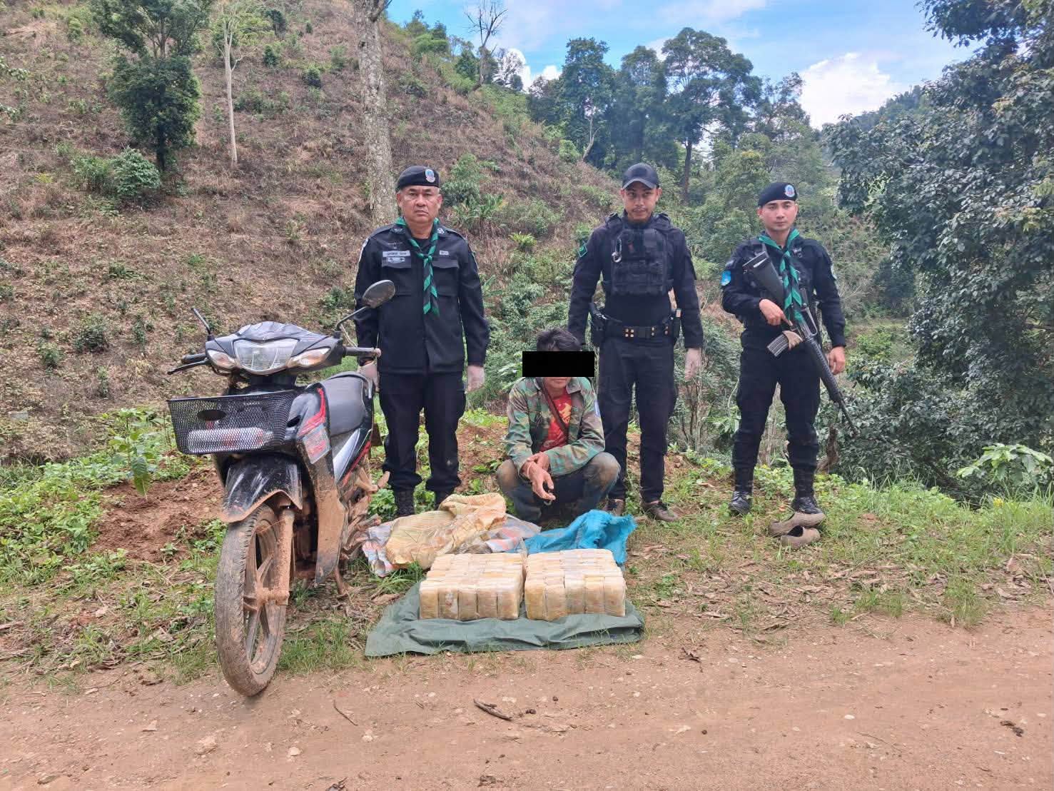 ตำรวจตรวจคนเข้าเมืองยึดยาบ้าได้ 200,000 เม็ด ที่ด่านตรวจเชียงราย