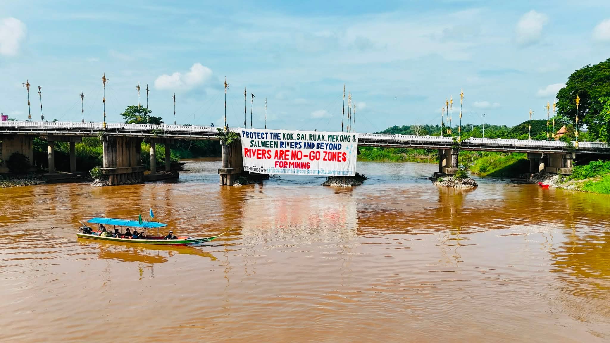 เชียงรายกำลังเผชิญกับสถานการณ์ตึงเครียด! กลุ่มประชาชนเรียกร้องให้มีการแก้ไขปัญหามลพิษในแม่น้ำ