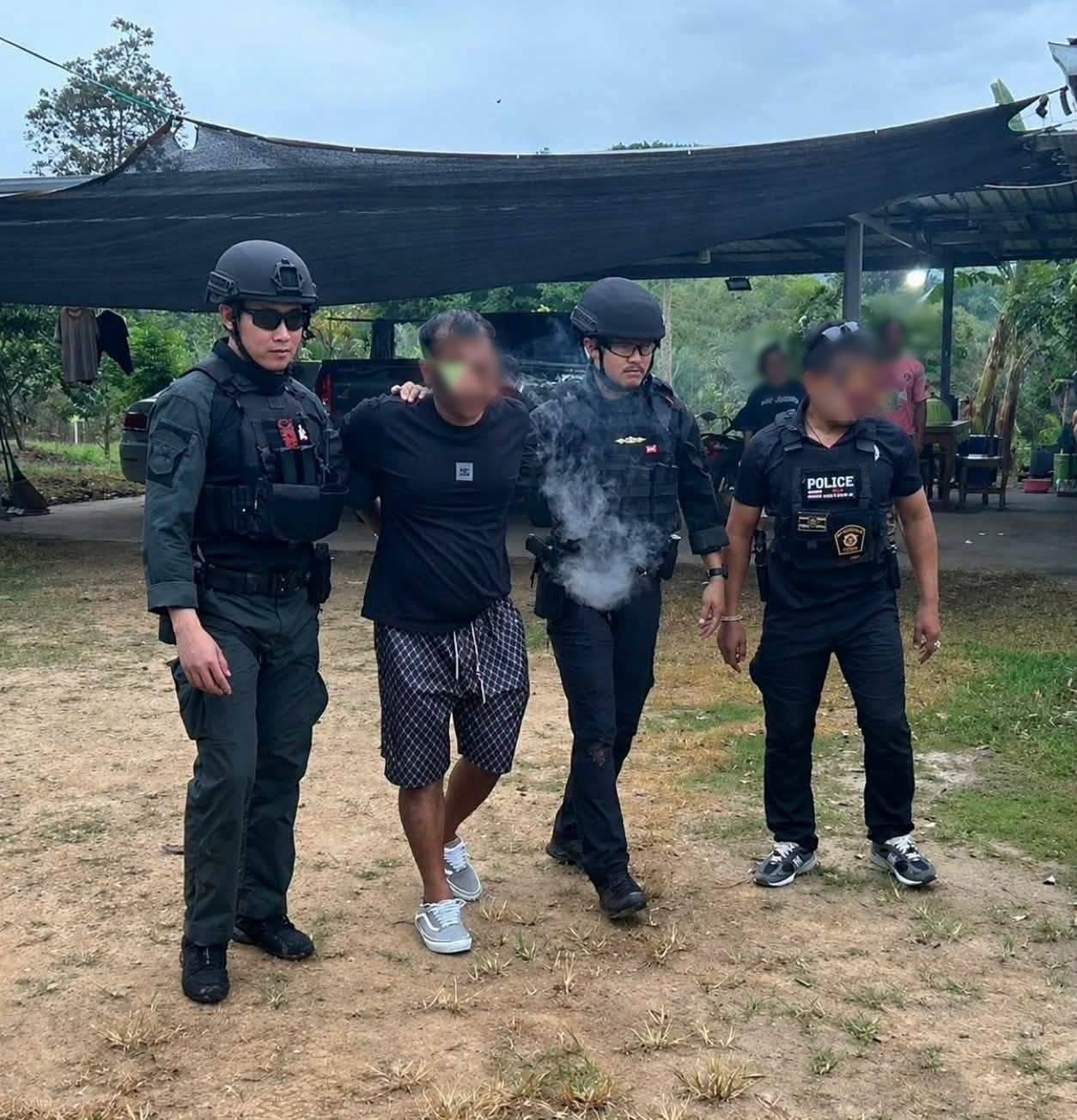 ตำรวจจับกุมผู้ต้องหาอันตรายที่หลบซ่อนตัวอยู่ในสวนผลไม้แห่งหนึ่งในจังหวัดเชียงใหม่ได้แล้ว