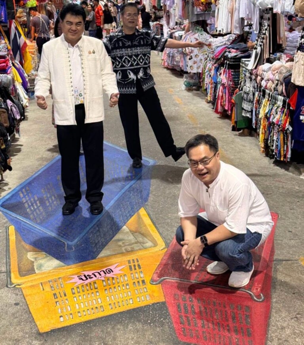 ศิลปินเนรมิตตลาดกาดหลวงอายุ 100 ปี จังหวัดเชียงราย ให้กลายเป็นผืนผ้าใบ