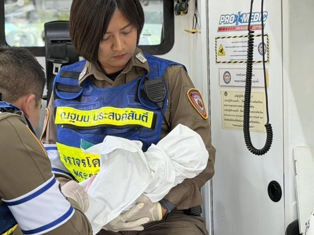 ช่วงเวลาแห่งการช่วยชีวิต! ตำรวจหญิงผู้กล้าหาญช่วยหญิงคลอดลูกแฝดในห้องน้ำ