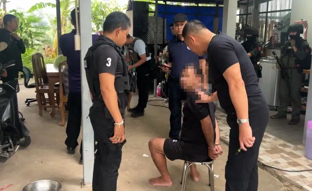 ตำรวจจับกุมผู้ต้องหาอันตรายที่หลบซ่อนตัวอยู่ในสวนผลไม้แห่งหนึ่งในจังหวัดเชียงใหม่ได้แล้ว