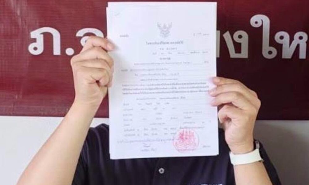 ครูคนหนึ่งถูกจับกุมในข้อหาล่วงละเมิดทางเพศเด็กหญิงอายุ 12 ปี