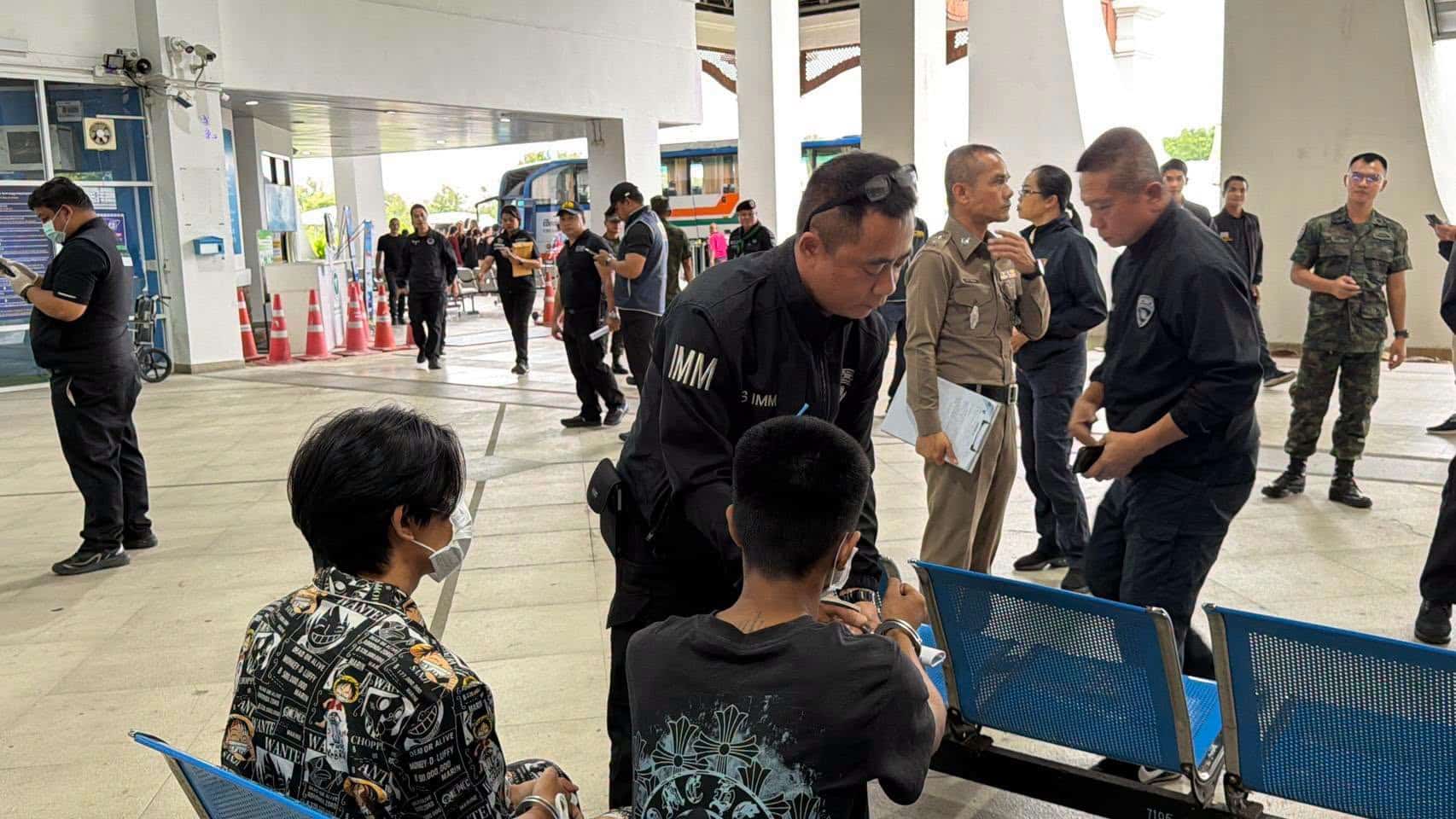 ด่วน! คนไทย 24 คน เกี่ยวข้องกับคดีฉ้อโกง ถูกส่งตัวกลับประเทศที่ชายแดนเชียงราย-ลาว