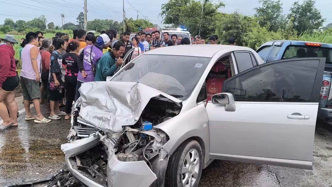 ช็อกพิษณุโลก! เก๋งพุ่งชนประสานงารถตู้รับส่งนักเรียน อดีตผู้ใหญ่บ้านดับสลดคาที่