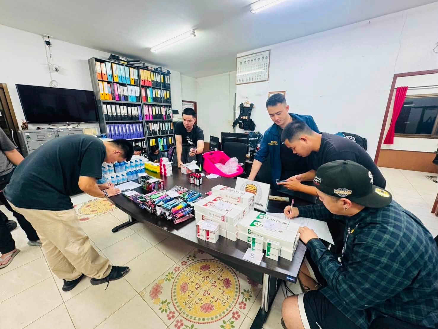 ตำรวจแม่จันบุกรวบหนุ่มวัย 30 ปี ลอบขายบุหรี่ไฟฟ้าและยาแก้ไอ มอมเมาเยาวชนเชียงราย