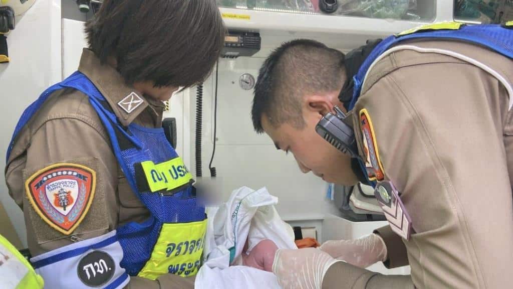ช่วงเวลาแห่งการช่วยชีวิต! ตำรวจหญิงผู้กล้าหาญช่วยหญิงคลอดลูกแฝดในห้องน้ำ