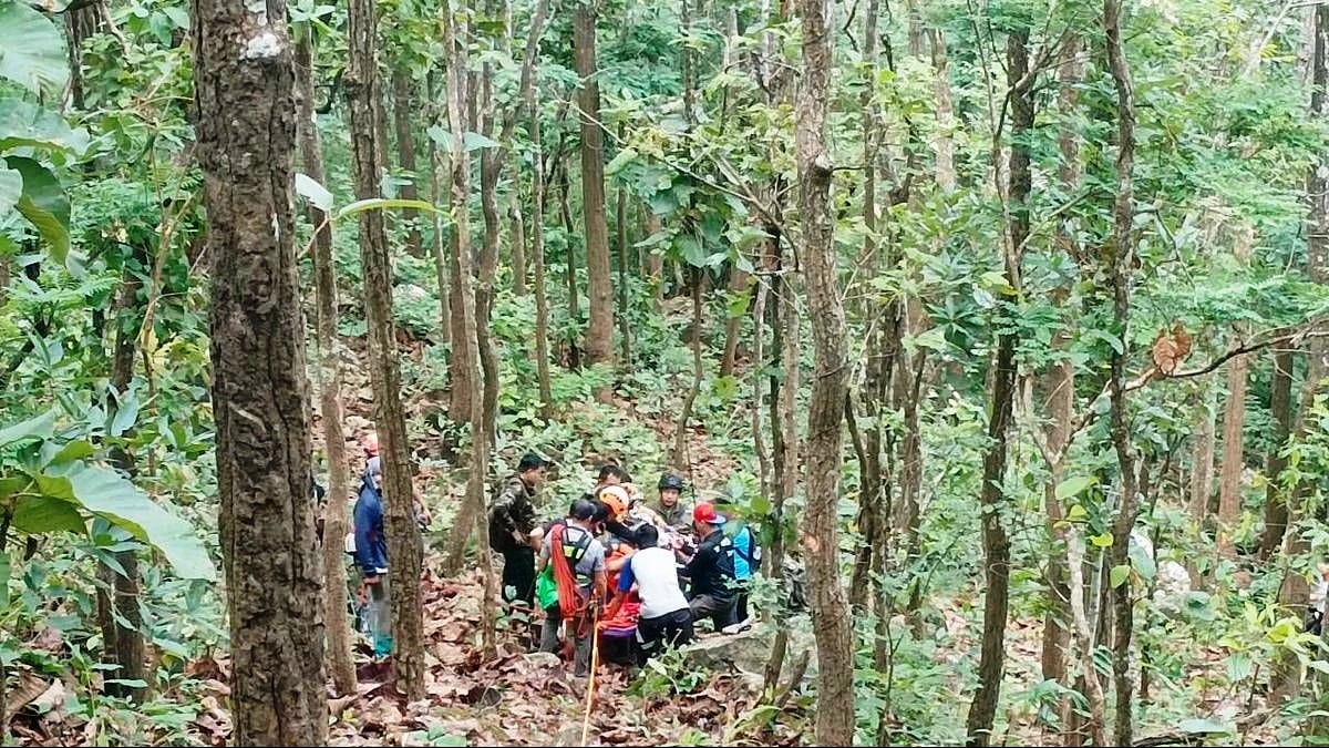 ทีมกู้ภัยในจังหวัดเชียงรายบุกเข้าไปในป่าดอยปุยเพื่อช่วยเหลือชายวัย 63 ปี