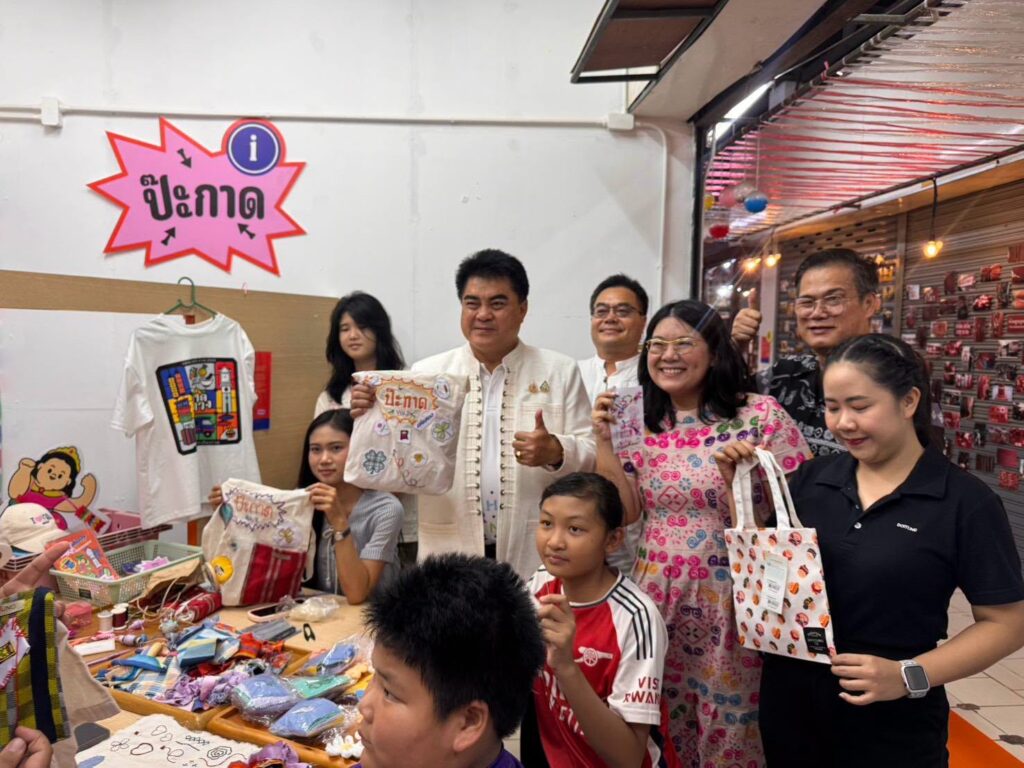 ศิลปินเนรมิตตลาดกาดหลวงอายุ 100 ปี จังหวัดเชียงราย ให้กลายเป็นผืนผ้าใบ