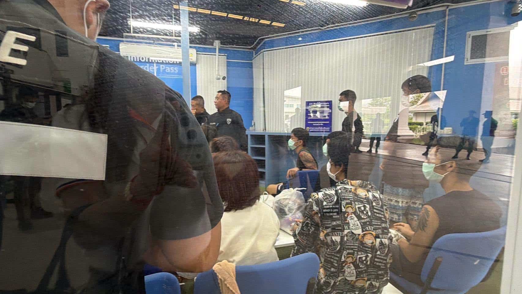 ด่วน! คนไทย 24 คน เกี่ยวข้องกับคดีฉ้อโกง ถูกส่งตัวกลับประเทศที่ชายแดนเชียงราย-ลาว
