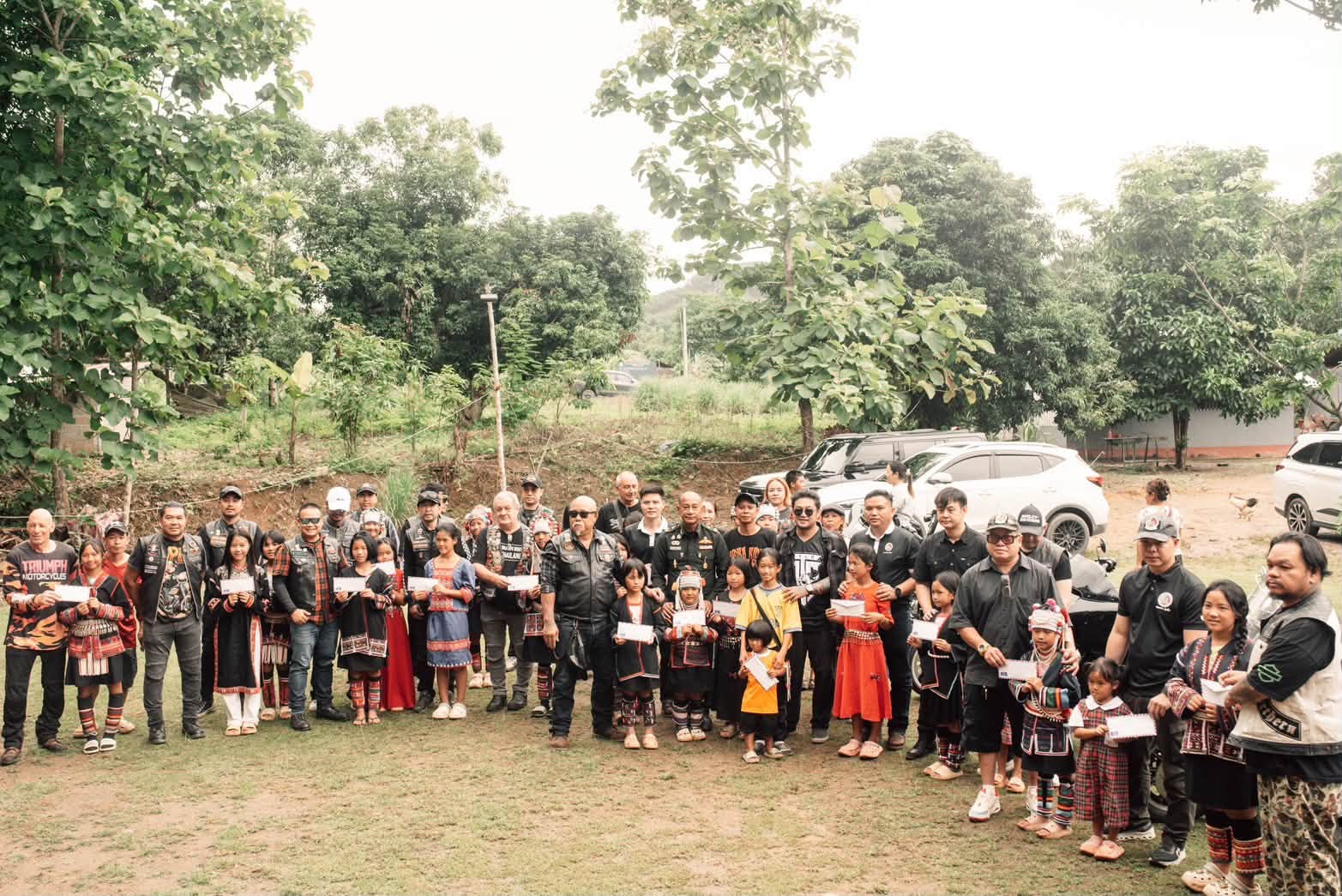 กลุ่มนักบิดเชียงรายและผู้นำท้องถิ่นนำความหวังมาสู่เด็กหญิงผู้ด้อยโอกาสในแม่จัน